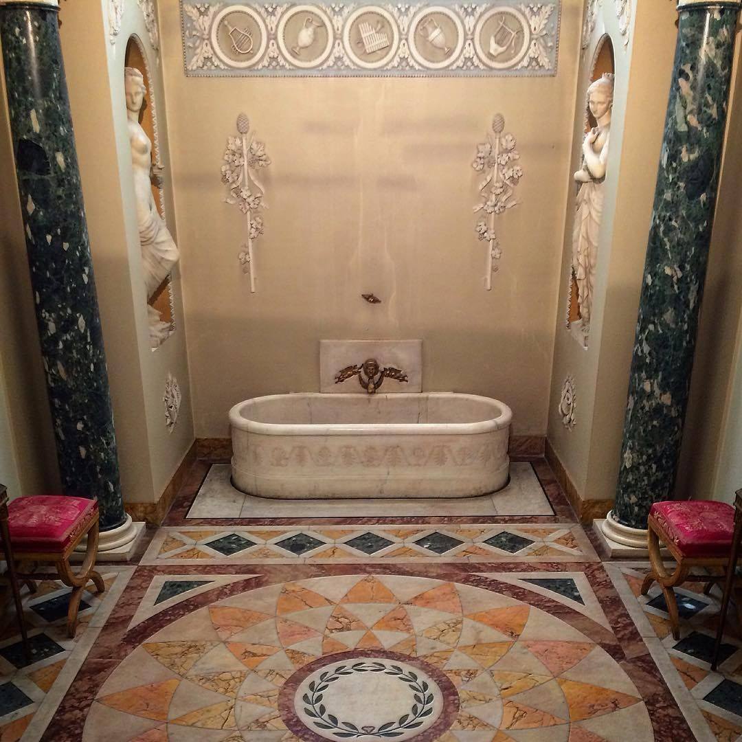 Salle de bain de Napoléon au Palazzo Pitti à Florence. Installée à sa demande, elle place la baignoire au centre de la pièce dans un goût néoclassique typique du XIXe siècle