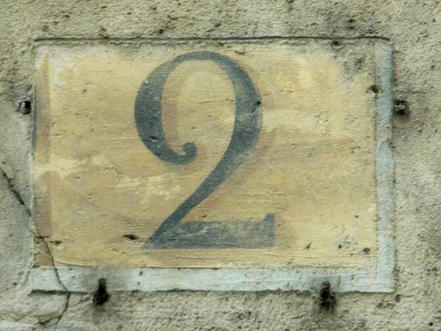 Num&eacute;ro peint en noir sur fond ocre, conform&eacute;ment &agrave; la r&eacute;glementation de 1805 pour les rues perpendiculaires &agrave; la Seine