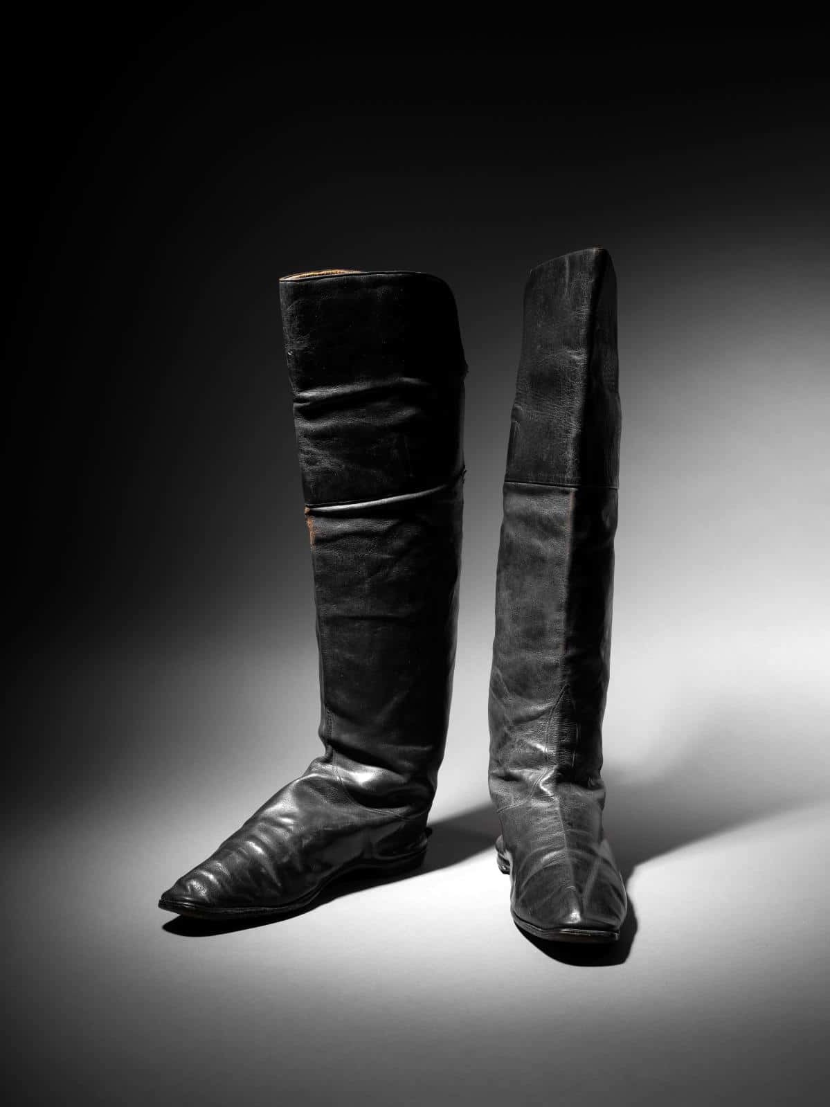 Pair of rider boots attributed to the Emperor Napoleon I, black morocco, soles with small heels, lining of fine natural skin, with its two pulls in woven and grooved canvas, h. 48 cm, l. (from the foot) 26.5 cm. Sold: € 117,208 © La Gazette Drouot