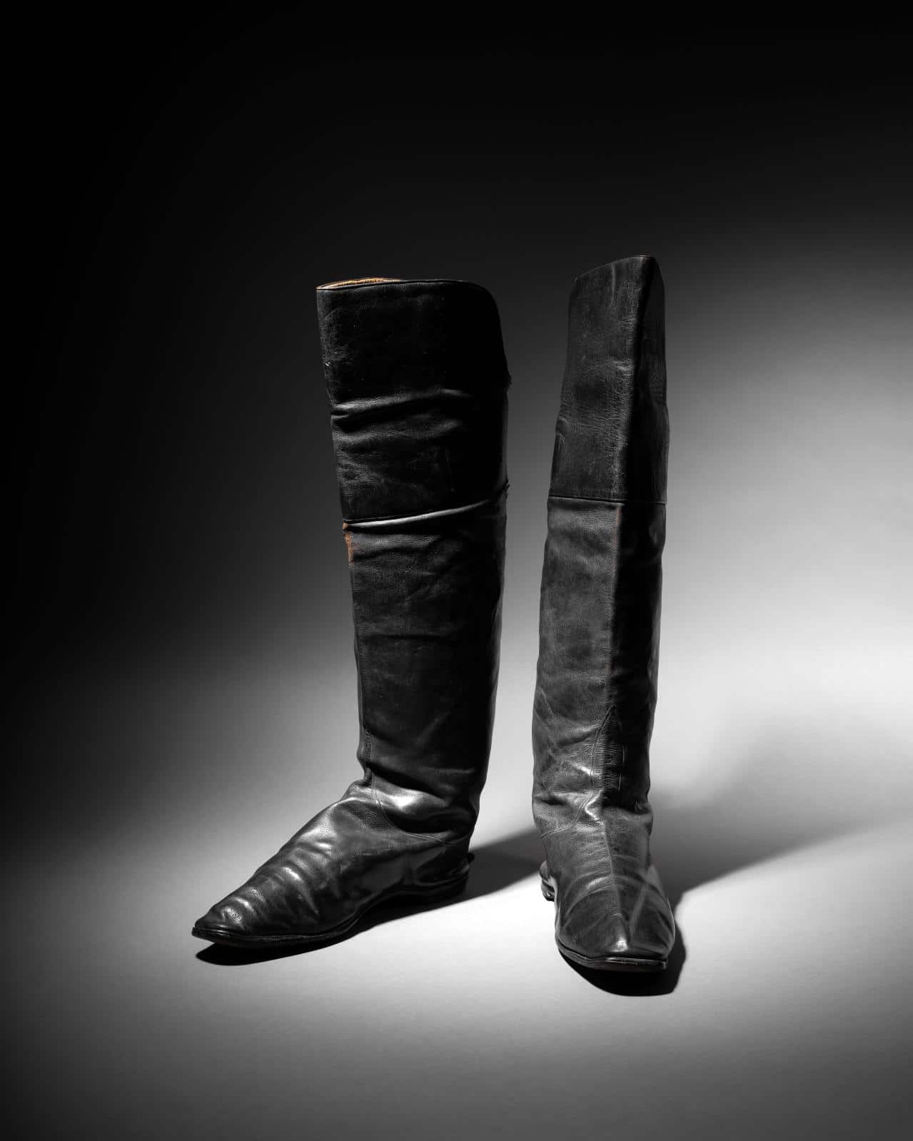 Pair of rider boots attributed to the Emperor Napoleon I, black morocco, soles with small heels, lining of fine natural skin, with its two pulls in woven and grooved canvas, h. 48 cm, l. (from the foot) 26.5 cm. Sold: € 117,208 © La Gazette Drouot
