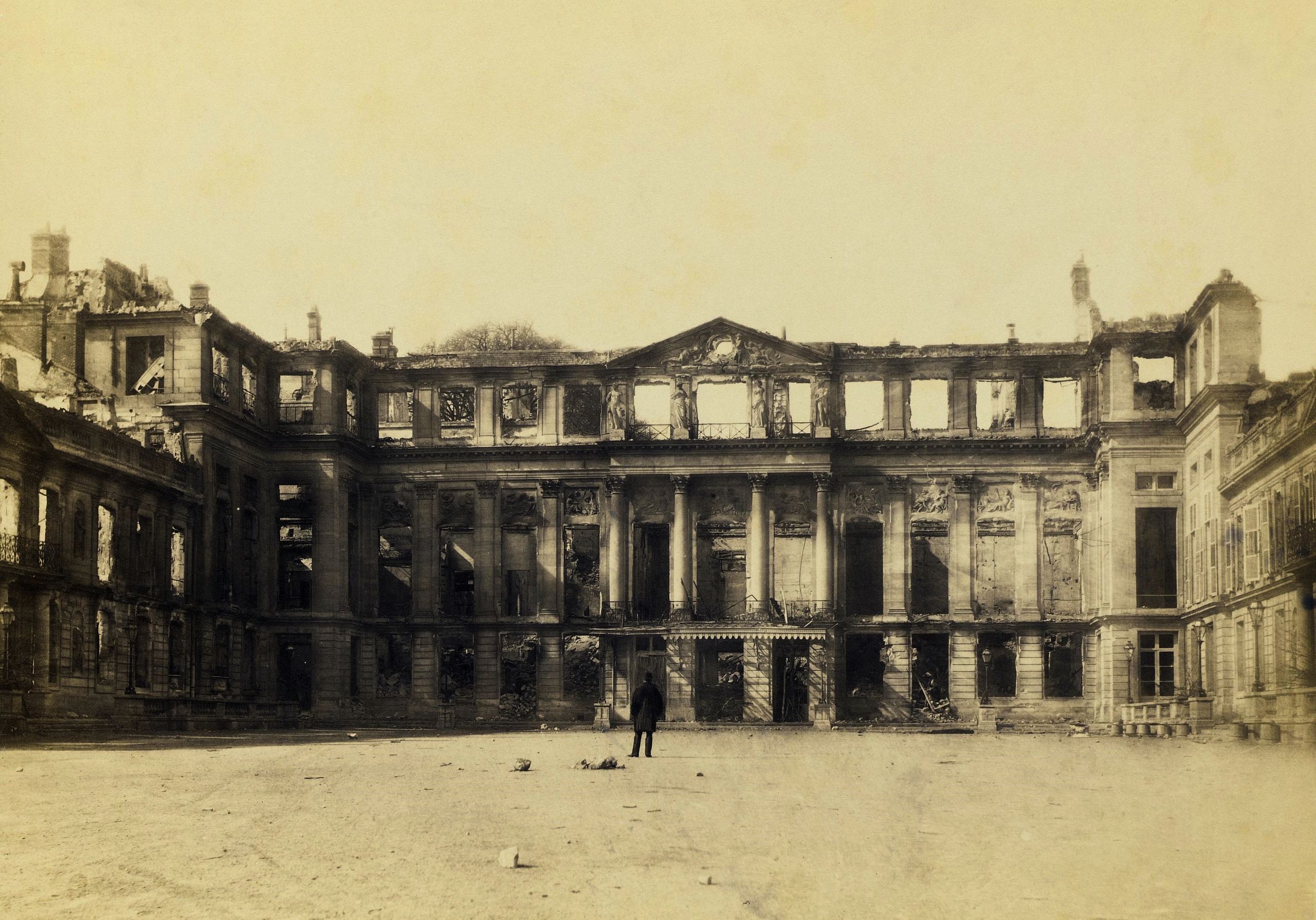 Ch&acirc;teau de Saint-Cloud en ruine apr&egrave;s 1870, photographi&eacute; par Charles Soulier.