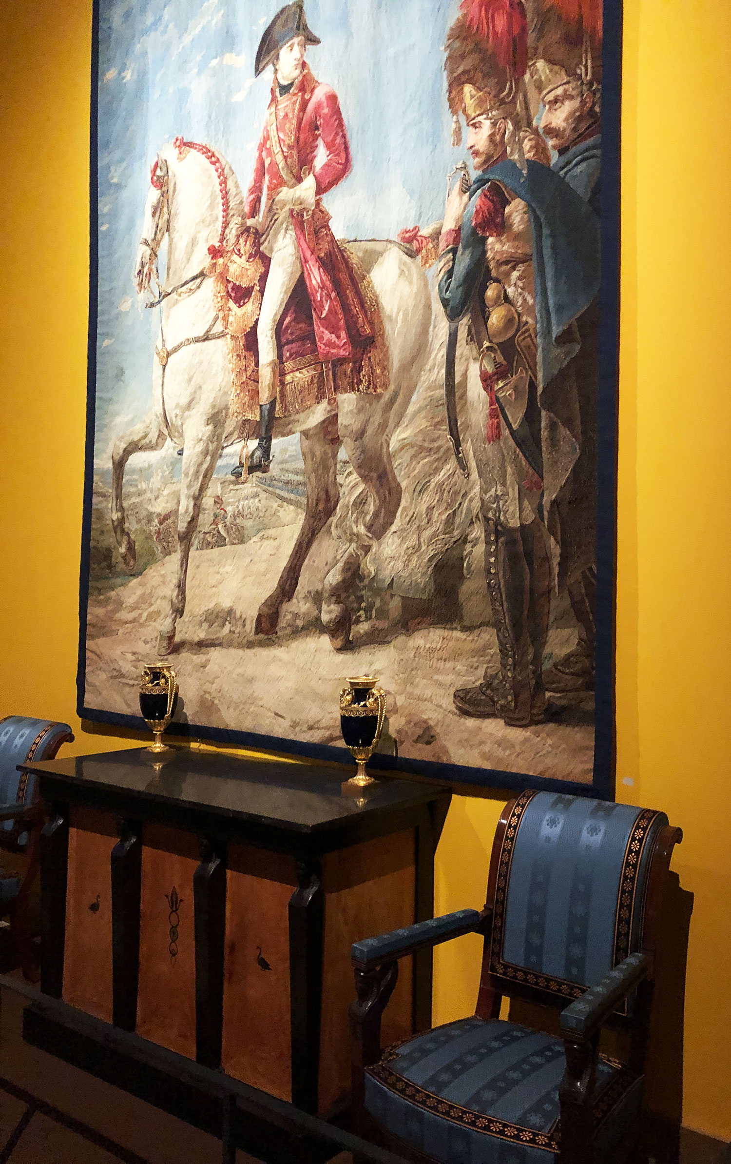 Napol&eacute;on Bonaparte Premier Consul distribue des sabres d'honneur aux grenadiers de sa garde apr&egrave;s bataille de Marengo. Tapisserie de lisse de la manufacture des Gobelins, 1810 &copy; Marielle Brie de Lagerac